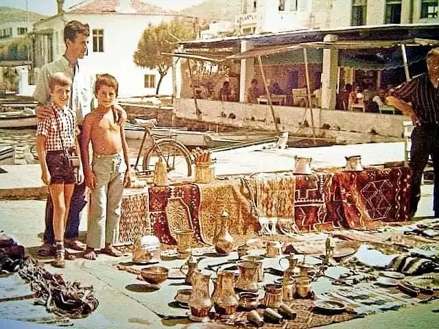 Bodrum Limana yanaşan gemilerdeki yolcular için ürünlerini sergileyen esnaflar...
Ali Şengün arşivi